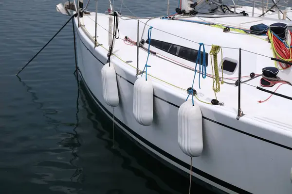 Żeglarstwo Sardynii Włochy Błotniki Jachtów Żaglowych Lewej Stronie Nadmuchiwane Boje — Zdjęcie stockowe