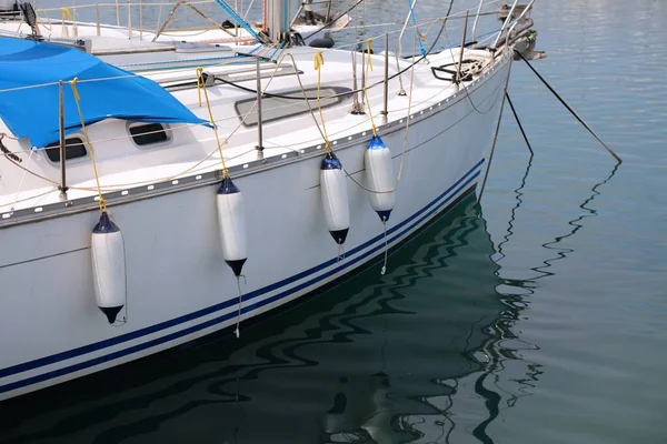在意大利撒丁岛航行 帆船挡泥板在右舷 可充气挡泥板浮标 — 图库照片