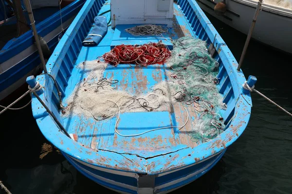 Рыболовные Сети Небольшом Рыболовецком Судне Гавани Альгеро Остров Сардиния Италия — стоковое фото