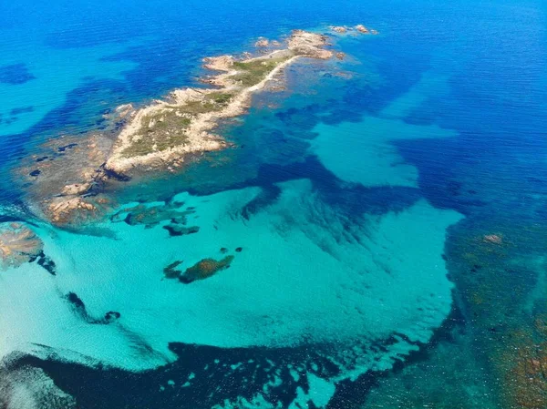 Piękny Krajobraz Dron Punkt Widzenia Sardynii Włochy Płytkie Wybrzeże Capo — Zdjęcie stockowe
