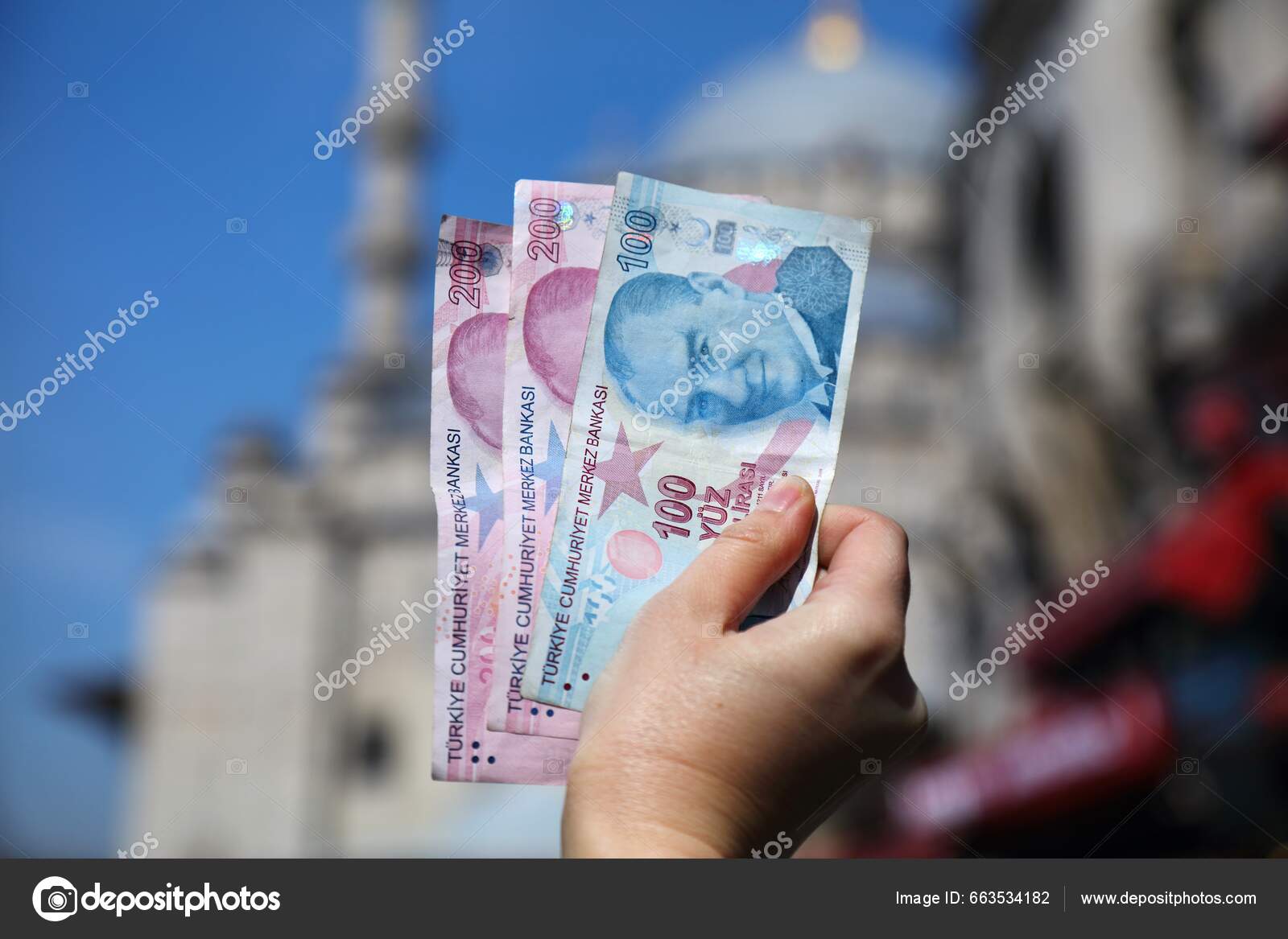 土耳其里拉土耳其货币手握用过的钞票土耳其货币——图库图片© tupungato #663534182