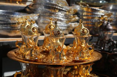 İstanbul, Türkiye 'de altın çay seti. Geleneksel Türk tarzı çay bardakları.