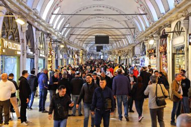 İSTANBUL, TURKEY - 25 Mart 2023: İstanbul, Türkiye 'de insanlar Kapalı Çarşı' yı ziyaret ediyor. Büyük Pazar İstanbul 'un Fatih ilçesinde yer almaktadır..