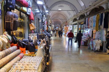 İSTANBUL, TURKEY - 25 Mart 2023: İstanbul, Türkiye 'de insanlar Kapalı Çarşı' yı ziyaret ediyor. Büyük Pazar İstanbul 'un Fatih ilçesinde yer almaktadır..