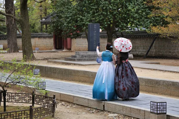 Jeonju Coréia Sul Abril 2023 Turistas Roupas Tradicionais Coreanas Hanbok — Fotografia de Stock