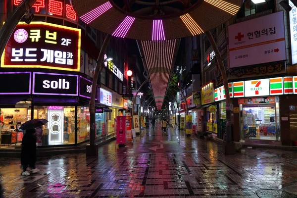 stock image JEONJU, SOUTH KOREA - APRIL 4, 2023: Evening street view of modern shopping district in the city of Jeonju in the rain.