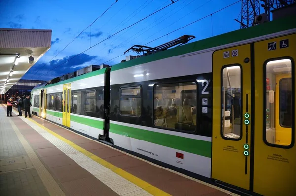 2023年4月12日 Koleje Mazowieckie客运列车在波兰华沙Warszawa Zachodnia车站 — 图库照片