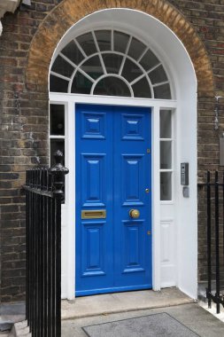 Bloomsbury, Londra 'nın batı ucunda, İngiltere. Mimari detay - güzel mavi Gürcü ön kapısı.