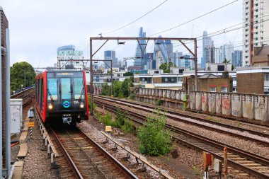 LONDON, İngiltere - 8 Temmuz 2016: Londra, İngiltere 'de Docklands Light Railway (DLR) treni. DLR yıllık 110.2 milyon turu sunuyor.