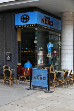 LONDON, İngiltere - 9 Temmuz 2016: Londra 'da Caffe Nero' yu ziyaret edenler. Londra 'da yaklaşık 1500 kahve dükkanı var..