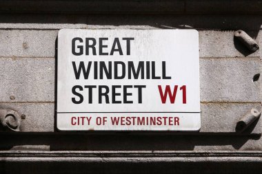 Londra, Uk - 7 Temmuz 2016: Londra, Uk 'taki büyük yel değirmeni caddesi tabelası. Londra, 13 milyon nüfusuyla Uk 'un en kalabalık şehridir..