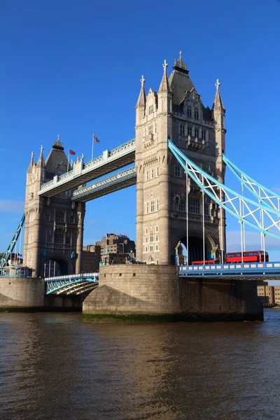 Tower Bridge Med Rød Dobbeltdækkerbus Landmark London Storbritannien - Stock-foto