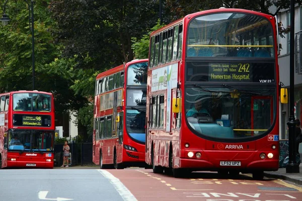 英国伦敦 2016年7月9日 人们在英国伦敦霍尔本乘坐双层巴士 伦敦的交通 Tfl 在670条路线上运营约8500辆公共汽车 — 图库照片