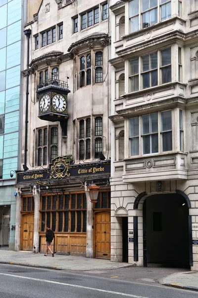 2016年7月9日 高荷伯恩街 High Holborn Street London 的Yorke历史酒吧的Cittie 伦敦是英国人口最多的城市 有1300万人口居住在市区 — 图库照片
