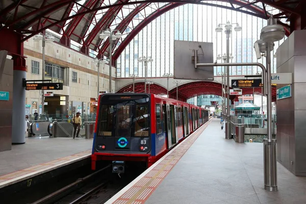 2016 码头区轻便铁路 Dlr 火车站在伦敦 Dlr 提供每年 1020 万游乐设施 — 图库照片