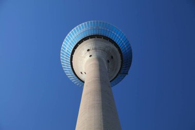 DÜZSELDORF, Almanya - 19 Eylül 2020: Düsseldorf, Almanya 'daki Rheinturm TV kulesi. Düsseldorf, Almanya 'nın en büyük 7. şehridir..