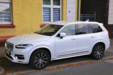 GELSENKIRCHEN, GERMANY - 17 Eylül 2020: Volvo XC90 lüks SUV arabası Almanya 'da park edildi. Almanya 'da kayıtlı 45.8 milyon araç bulunmaktadır (2017 itibariyle).).