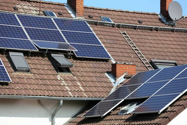 Panneaux Solaires Sur Toit Maison Générique Production Énergie Photovoltaïque Près — Photo