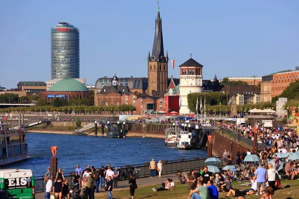 Dusseldorf Německo Září 2020 Lidé Užívají Pozdní Léto Nábřeží Řeky — Stock fotografie