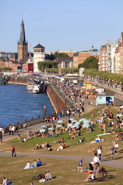 ドイツのデュッセルドルフ 2020年9月19日 人々はドイツのデュッセルドルフのライン川のウォーターフロントで晩夏をお楽しみください デュッセルドルフはドイツで7番目に人口の多い都市です — ストック写真