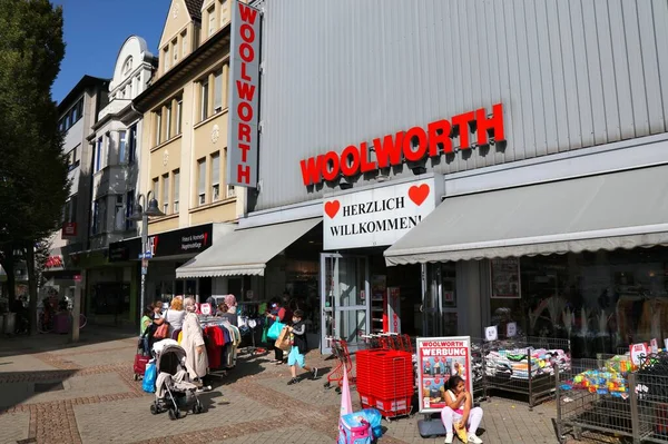 德国波恩 2020年9月17日 人们参观了德国波鸿市Wattenscheid区的Woolworth商店 Woolworth Gmbh是一家德国连锁商店 有400多家分店 — 图库照片
