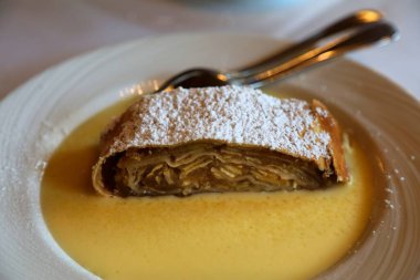 Avusturya mutfağı. Vanilya soslu elmalı turta (Apfelstrudel). Viyana hamur tatlısı.