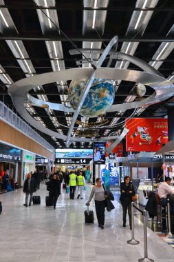 PARIS, FRANCE - 29 Kasım 2019: Fransa 'daki Paris Orly havaalanını ziyaret edenler. Fransa 'nın en yoğun 2. havaalanıdır..