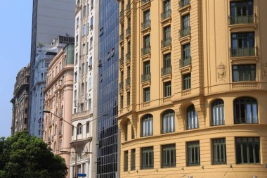 Rio de Janeiro şehir cadde görünümü ile eski apartmanlarda ve ofis binaları.