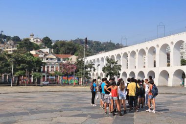 Rio De Janeiro, Brezilya - 19 Ekim 2014: İnsanlar Lapa mahalle Rio de Janeiro ziyaret edin. 2013 yılında 1.6 milyon uluslararası turist Rio ziyaret..