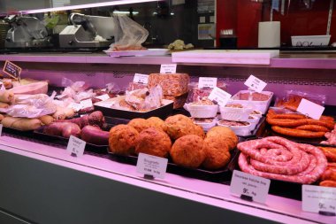 ALBI, FRANCE - 29 Eylül 2021: Albi, Fransa 'nın kapalı pazarında yerel kasap ve şarküteri dükkanı. Albi, Tarn departmanının il kentidir..