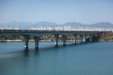 Nakdonggang Nehri (veya Nakdong Nehri) Güney Kore, Busan 'da. Arka planda Myeongji-dong mahallesiyle Eulsukdo Köprüsü.