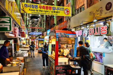 BUSAN, SOUTH KOREA - 27 Mart 2023: Busan, Güney Kore şehir merkezindeki Bupyeong Kkangtong Pazarı 'nda satıcılar Kore yemeklerini satıyor.