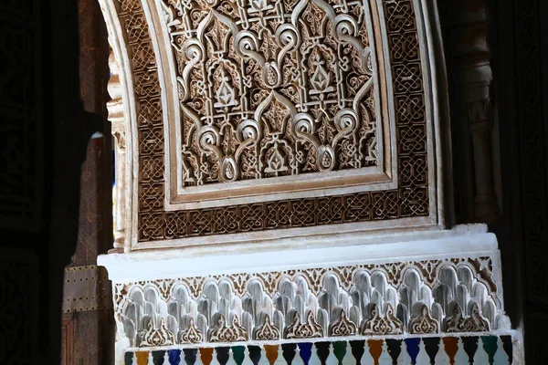 摩洛哥马拉喀什市的地标 巴伊亚州宫建筑细节 复杂的阿拉伯图案 — 图库照片