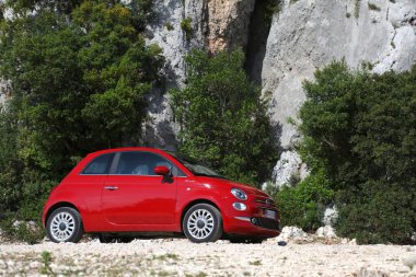 SARDINIA, İtalya - 27 Mayıs 2023: Fiat 500 Dolcevita, İtalya 'daki Sardunya adasının dağlarında park edilmiş küçük bir İtalyan hatchback arabası.