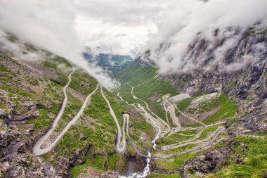 Trollstigen Serpentine dağ yolu İngilizce 'de Trol Yolu olarak bilinir. Norveç 'te dağ yolu.