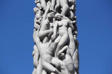Oslo, Norveç - 2 Ağustos 2015: Şık Park, Oslo, Vigeland yükleme. 212 Heykel Parkı çevresinde tüm sanatçı Gustav Vigeland tarafından tasarlanmıştır.