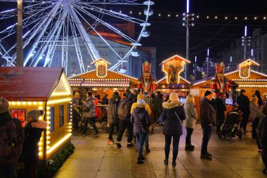 KATOWICE, POLAND - 7 HAZİRAN 2023: İnsanlar Polonya 'nın Katowice kentindeki Noel Pazarı' ndaki gıda standlarını ziyaret ediyor.