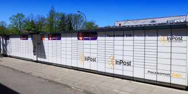 KEDZIERZYN-KOZLE, POLAND - 11 Mayıs 2021: Polonya 'daki otomatik paket kutu makinesi Paczkomat. Paczkomat makineleri Polonya 'daki InPost şirketi tarafından popülerleştirildi..