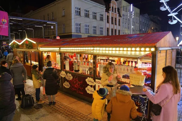 Katowice Polen Januari 2023 Mensen Bezoeken Eettentjes Kerstmarkt Katowice Polen — Stockfoto