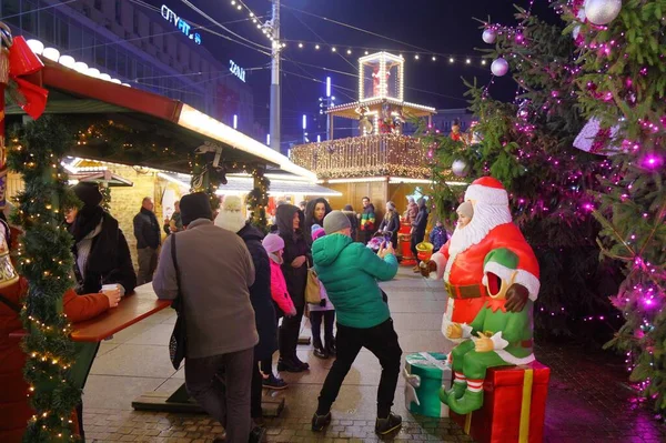 Katowice Polsko Června 2023 Lidé Fotí Vánočním Trhu Polských Katovicích — Stock fotografie