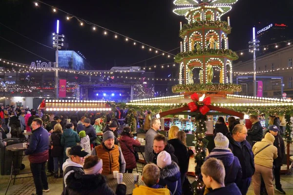 Katowice Polen Januar 2023 Menschen Besuchen Essensstände Auf Dem Weihnachtsmarkt — Stockfoto
