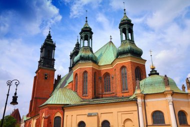 Polonya - Poznan şehrinin dönüm noktası. Roma Katolik Katedrali.