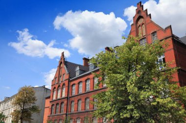 Poznan, Polonya 'daki okul binası. Şehir mimarisi. Jezyce bölgesinde ilkokul devlet okulu mimarisi.