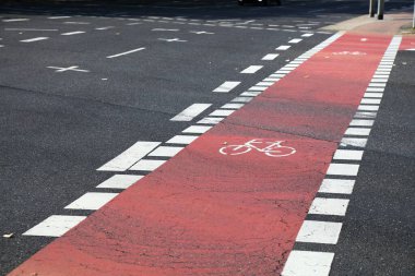 Almanya 'nın Duisburg şehrinde. Bisiklet şeridi yol işaretleme.