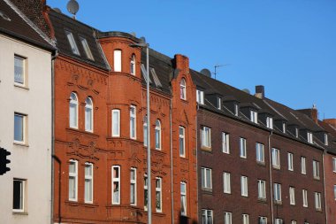 Gelsenkirchen şehri, Almanya. Kasaba sokak manzaralı tuğla apartmanlar.
