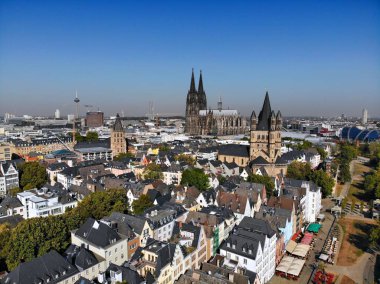 Köln şehri silueti, Almanya. Innenstadt 'ın havadan görünüşü Altstadt bölgesi, Köln şehri.