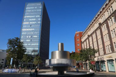 DUISBURG, GERMANY - 18 Eylül 2020: İnsanlar Duisburg, Almanya 'daki Averdunk Meydanı' nı (Averdunkplatz) ziyaret ediyor. Duisburg Almanya 'nın en büyük 15. şehridir..