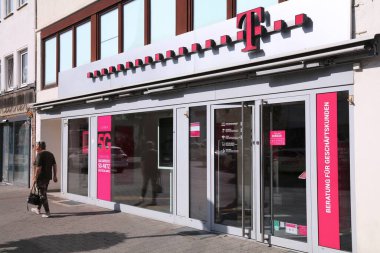 MoENCHENGLADBACH, GERMANY - 18 Eylül 2020: Moenchengladbach 'taki T-Mobile marka mobil ağ ofisi. T-Mobile, Deutsche Telekom AG 'ye ait bir mobil operatör..