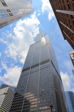 Chicago, ABD - 27 Haziran 2013: Willis Tower (eski adıyla Sears Tower) gökdeleni. 442 metre yüksekliğindedir ve 2013 itibariyle ABD 'nin en yüksek ikinci binasıdır..