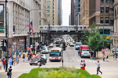 Chicago, ABD - 26 Haziran 2013: İnsanlar Chicago 'da Washington Caddesi boyunca araba kullanıyor. Chicago, 2,7 milyon nüfusuyla ABD 'nin en kalabalık 3. kentidir (kentsel alanı 8,7 milyon kişi).).